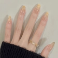 Primo piano di una mano con anello a farfalla dorato e nail art cat-eye con cristalli - Luce Scintillante (BY2004)