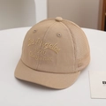 Dettaglio ravvicinato del cappellino baseball in rete kaki con ricamo Los Angeles 1920 - 48-50cm / Caffè Chiaro