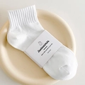 Minimalistische weiße Baumwollsocken in Rippoptik mit eleganter Papierbanderole - Einheitsgröße / Weiß