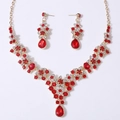 Elegantes goldenes Brautschmuck-Set mit funkelnder roter Kristallkette und Tropfenohrringen - Halskette + Ohrringe Set / Gold Roter Zirkonia