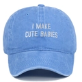 Détail de la broderie I MAKE CUTE BABIES sur la casquette en coton bleu délavé - Rose bonbon