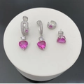Vista dettagliata del set di gioielli in argento con cristalli a cuore rosa e zirconi - Set Cuore Rosa Rosso