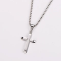 Détail d'un pendentif crucifix en acier inoxydable argenté avec une chaîne vénitienne - Avec chaîne / Couleur Acier