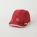 Dettaglio cappellino neonato rosso con tesa morbida, ricamo a cane ed etichetta laterale - 50cm (1-3 anni) / Rosso