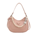 Rosa Handtasche mit Herzprägung und Perlenkette vor einem weißen Hintergrund - Rosa