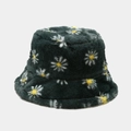 Dettaglio cappello a secchiello in ecopelliccia verde scuro con stampe di margherite - Verde Scuro con Margherita Bianca (4#)