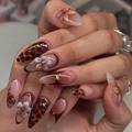 Uñas postizas de almendra con textura de mármol, flores 3D y patrones de leopardo chic - Estilo de Mármol de Leopardo Floral Vintage Marrón (JP3786)