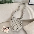 Détail du sac seau en peluche crème avec pois bleus et texture douce et duveteuse - Beige Bleu (Floral)