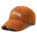 Cappellino da baseball in pile teddy marrone con ricamo Colorado bianco e visiera - Ricamo Lettera Colorado / Marrone
