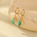 Detalle de dije de hoja dorada y piedra natural turquesa en pendientes de acero inoxidable - Cuadrado Verde