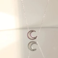 Collier double chaîne argentée avec un pendentif en forme de lune au fini poli chic - Collier lune en nacre / Argenté