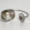 Bracciale rigido aperto con trama irregolare, perla e finitura in argento spazzolato - Argento