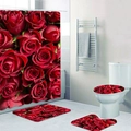 Detalle del juego de baño de rosas rojas con cortina de ducha y alfombras antideslizantes - Juego de 3 Alfombras de Baño / Rosa Roja Realista