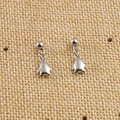 Dettaglio degli orecchini a perno in acciaio argentato con pendenti a pinguino su iuta - Stile Pinguino (Colore Acciaio 3#) / Argento