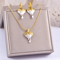 Dettaglio di collana e orecchini dorati con smalto bianco a forma di cuore liquido - Set di Collana e Orecchini (Set da 2 Pezzi)