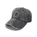 Dettaglio del cappellino in denim lavato con visiera consumata e lettera C ricamata - M (56-58cm) / Grigio