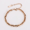 Detalle del grabado 18KGP en la pulsera de eslabones geométricos de oro rosa con cierre - Oro rosa
