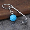 Gedetailleerde close-up van een zilveren metalen golfclub en blauwe golfbal sleutelhanger - Blauw