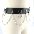 Detail eines schwarzen Punk-Ledergürtels mit silbernen Ketten und Metallringen auf einer Puppe - Schwarz