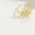 Detail eines goldenen offenen Rings mit Sternmotiv und funkelnden Zirkonia-Steinen - Zirkonia Stern