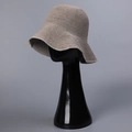 Dettaglio della trama di paglia intrecciata a mano e della tesa larga del cappello beige - Grigio