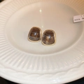 Détail de boucles d'oreilles vintage avec plaquage or et texture marbrée ambre raffinée - Boucles d'oreilles clous trapézoïdales en résine avec tige en argent 925 (23#)
