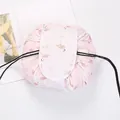 Detailansicht der rosa Kordelzug-Kosmetiktasche mit Flamingos und Klettverschluss - Weißer Flamingo