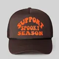 Καφέ καπέλο trucker με πορτοκαλί τύπωμα Support Spooky Season και μαύρο διακοσμητικό - Καφέ