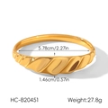 Dettaglio del bracciale rigido in acciaio inossidabile placcato oro 18k con trama a coste - Stile Intrecciato a Onde (HC-B20451)