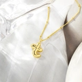 Dettaglio della collana con ciondolo a lettera T a palloncino placcata in oro 18K lucido - un solo ciondolo, senza catena / Lettera T