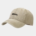 Détail d'une casquette de baseball kaki délavée avec broderie HELLO noire vintage - Réglable / Kaki