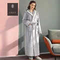 Accappatoio da donna in flanella grigio argento con bordini bianchi e collo a scialle - M / Grigio Argento [Donna]