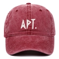 Dettaglio del ricamo bianco APT. sul cappello da baseball vintage rosso scuro lavato - Borgogna