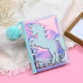 Detail des holografischen Einhorn-Notizbuchs mit Pailletten und blauem Plüschbesatz - Einhorn Silhouette/Holographisch/Blaugrüner Bommel / Grünes Einhorn