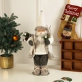 Bezaubernde nordische Weihnachtsmann-Figur in cremefarbenem Strickpullover und grauem Mantel - Weißer Weihnachtsmann Mittel Höhe 53cm