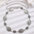 Dettaglio della cintura in metallo argento con trame a raggiera e motivi etnici incisi - Argento Antico Motivo Sole Retrò (A-720)