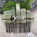 Dettaglio del pettine per capelli in cristallo naturale con ornamento a luna - Prehnite Filo Nero Luna d'Argento
