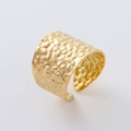 Anillo ancho dorado ajustable con textura martillada única y diseño minimalista irregular - Dorado