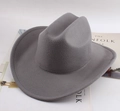 Klassischer dunkelgrauer Western-Cowboyhut aus Wollfilz mit breiter Krempe im Fokus - Einfacher Schlichter Stil / Grau