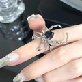 Vue détaillée d'une bague araignée gothique avec une pierre noire en forme de cœur - Grande Bague Araignée