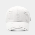 Détails d'une casquette blanche en coton avec finitions usées et texture de toile - Blanc
