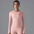 Détail d'un haut de yoga rose clair à manches longues avec passe-pouces et tissu extensible - Rose Clair