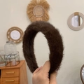 Detalle de una diadema de pelo de visón sintético marrón oscuro y su suave textura - Marrón Oscuro