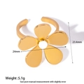 Détail de la bague fleur dorée 24mm avec centre en émail blanc et fini poli - Fleur en Émail Blanc (DFR194)