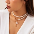 Détail du collier de perles baroques à double rang avec chaîne dorée et pendentif perle - Pearl and Metal Link Pendant Necklace / Collier Doré (3936)