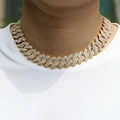 Collier chaîne Cuban link à 4 rangées de diamants dorés porté par un mannequin homme - 7" / Argent