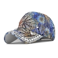 Dettaglio del cappello con stampa colorata decorato con strass e borchie metalliche - Rhinestone Blu