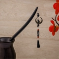 Spilla per capelli in legno con ciondolo a luna nera e nappe di perline rosse - F401 Bastoncino per capelli