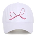 Detailansicht der rosa Schleifenstickerei auf einer weißen Vintage-Baumwollcap - Einheitsgröße / Weiß