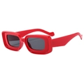 Retro-Sonnenbrille mit dickem rechteckigem Rahmen in Rot und dunkelgrauen Gläsern, weißer Hintergrund - Roter Rahmen Dunkelgraue Gläser